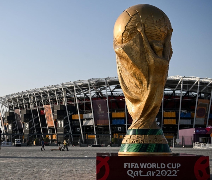 Mô hình World Cup đặt bên ngoài sân 974 - một trong 8 sân vận động phục vụ các trận đấu của World Cup 2022. Ảnh: AFP
